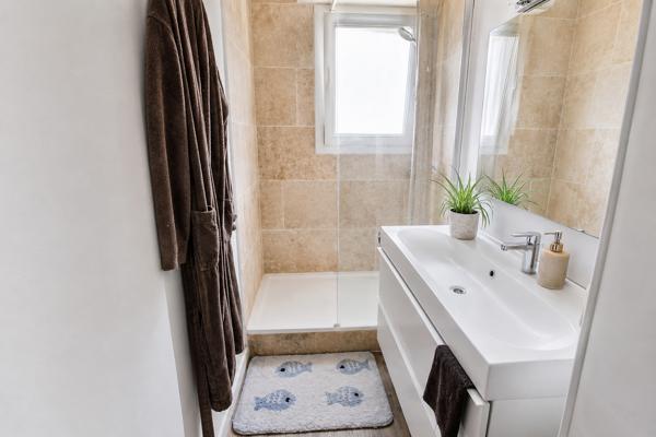 PETIT PARILLY : T5 - PARILLY - TRAMWAY - BUS - GARE - METRO -COLOCATION -4 CHAMBRES