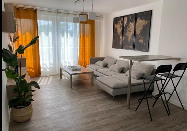 PETIT PARILLY : T5 - PARILLY - TRAMWAY - BUS - GARE - METRO -COLOCATION -4 CHAMBRES