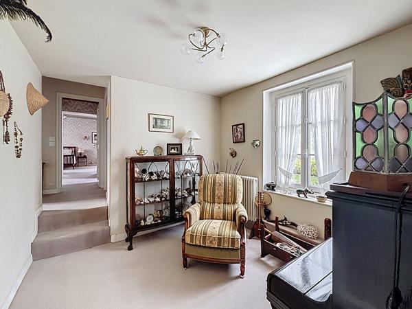 Superbe demeure dans le centre ville de Gouvernes - 212 m2 - 5 chambres (possibilité 7) - piscine chauffée - dépendances - garage double et cave - jardin de 3935 m2