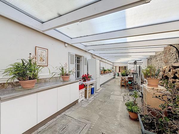 Superbe demeure dans le centre ville de Gouvernes - 212 m2 - 5 chambres (possibilité 7) - piscine chauffée - dépendances - garage double et cave - jardin de 3935 m2