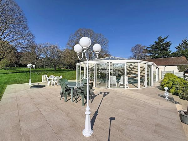 Superbe demeure dans le centre ville de Gouvernes - 212 m2 - 5 chambres (possibilité 7) - piscine chauffée - dépendances - garage double et cave - jardin de 3935 m2