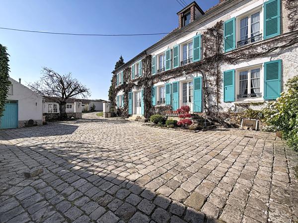 Superbe demeure dans le centre ville de Gouvernes - 212 m2 - 5 chambres (possibilité 7) - piscine chauffée - dépendances - garage double et cave - jardin de 3935 m2