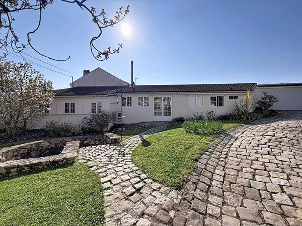 Superbe demeure dans le centre ville de Gouvernes - 212 m2 - 5 chambres (possibilité 7) - piscine chauffée - dépendances - garage double et cave - jardin de 3935 m2