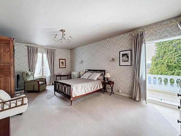 Superbe demeure dans le centre ville de Gouvernes - 212 m2 - 5 chambres (possibilité 7) - piscine chauffée - dépendances - garage double et cave - jardin de 3935 m2