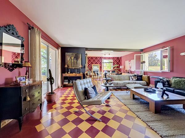 Maison
         6 pièces
        - 150 m² Bien prestige 497 000 € *