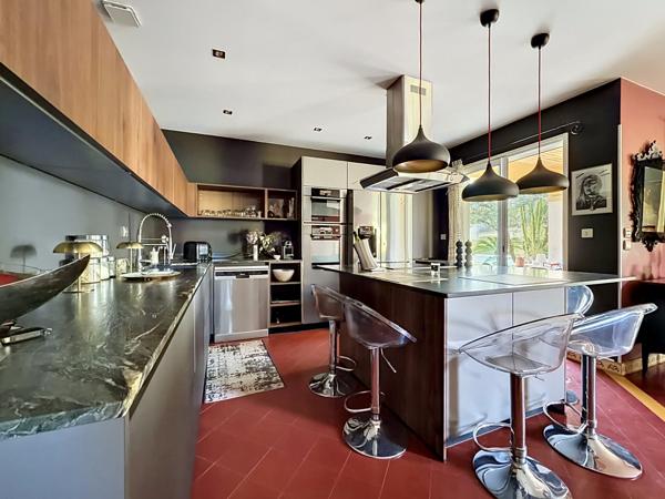 Maison
         6 pièces
        - 150 m² Bien prestige 497 000 € *