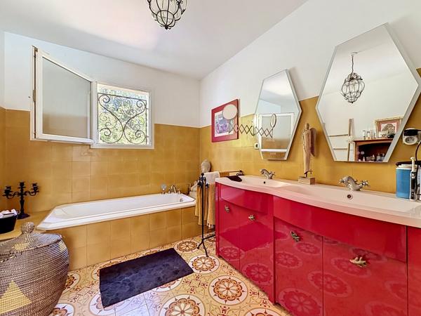 Maison
         6 pièces
        - 150 m² Bien prestige 497 000 € *