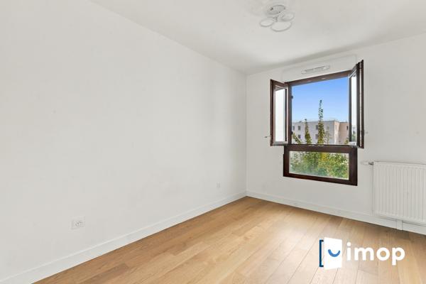 À 5 min du métro Basilique, superbe duplex T4 de 85m² avec terrasse arborée de 26m²
