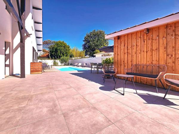 Charme et modernité, maison de caractère entièrement rénovée à PESSAC CAP DE BOS