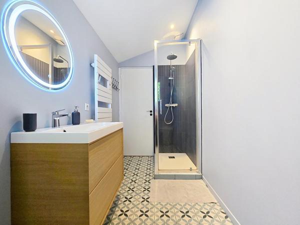 Charme et modernité, maison de caractère entièrement rénovée à PESSAC CAP DE BOS