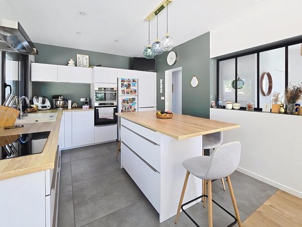 Charme et modernité, maison de caractère entièrement rénovée à PESSAC CAP DE BOS