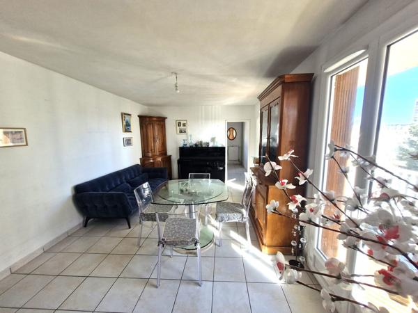 Appartement 3 chambres, balcons et parking