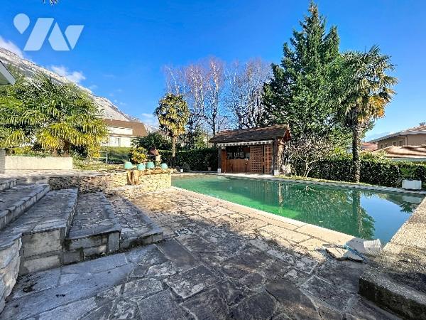 Maison familiale de 233m2 avec piscine, jacuzzi et vue imprenable sur Belledonne.