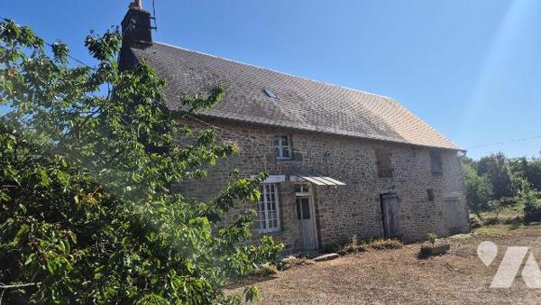 5 MIN DE GORRON en campagne : une ancienne maison d'habitation comprenant:
- deux pièces princ...