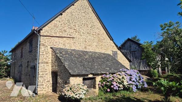 5 MIN DE GORRON en campagne : une ancienne maison d'habitation comprenant:
- deux pièces princ...