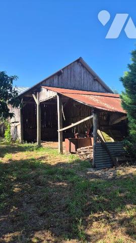 5 MIN DE GORRON en campagne : une ancienne maison d'habitation comprenant:
- deux pièces princ...