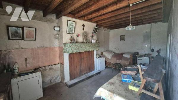 5 MIN DE GORRON en campagne : une ancienne maison d'habitation comprenant:
- deux pièces princ...