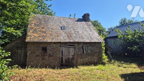 5 MIN DE GORRON en campagne : une ancienne maison d'habitation comprenant:
- deux pièces princ...