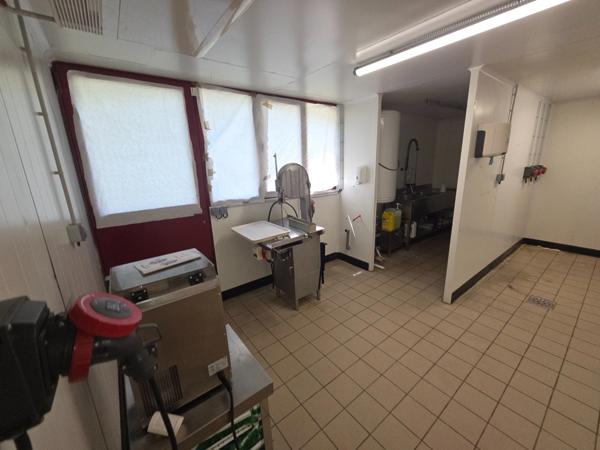 à vendre (30)Dpt Gard (30), MEJANNES LE CLAP local commercial 86m2 environ idéal métiers de bouches sur emplacement N°1