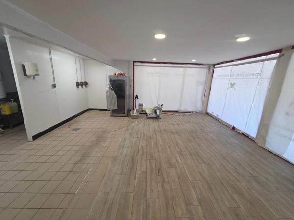 à vendre (30)Dpt Gard (30), MEJANNES LE CLAP local commercial 86m2 environ idéal métiers de bouches sur emplacement N°1
