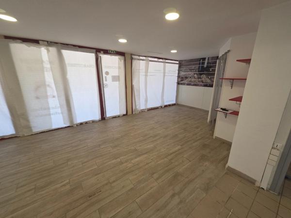 à vendre (30)Dpt Gard (30), MEJANNES LE CLAP local commercial 86m2 environ idéal métiers de bouches sur emplacement N°1