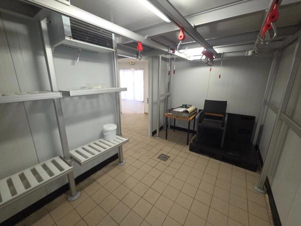 à vendre (30)Dpt Gard (30), MEJANNES LE CLAP local commercial 86m2 environ idéal métiers de bouches sur emplacement N°1