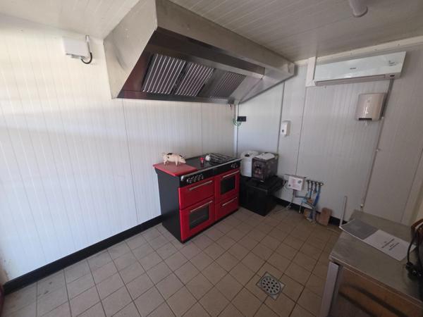 à vendre (30)Dpt Gard (30), MEJANNES LE CLAP local commercial 86m2 environ idéal métiers de bouches sur emplacement N°1