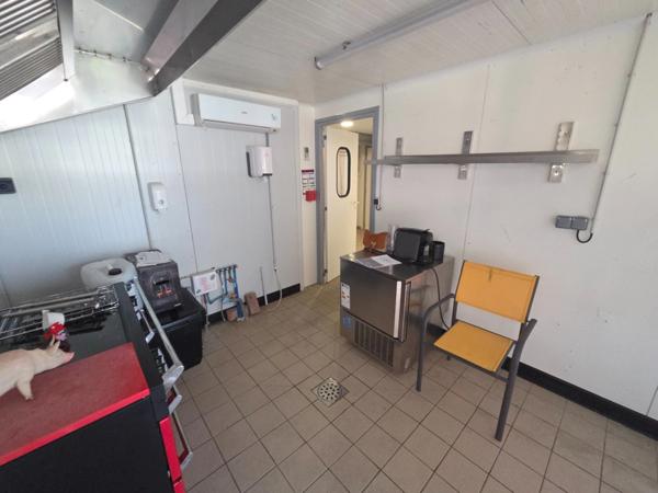 à vendre (30)Dpt Gard (30), MEJANNES LE CLAP local commercial 86m2 environ idéal métiers de bouches sur emplacement N°1