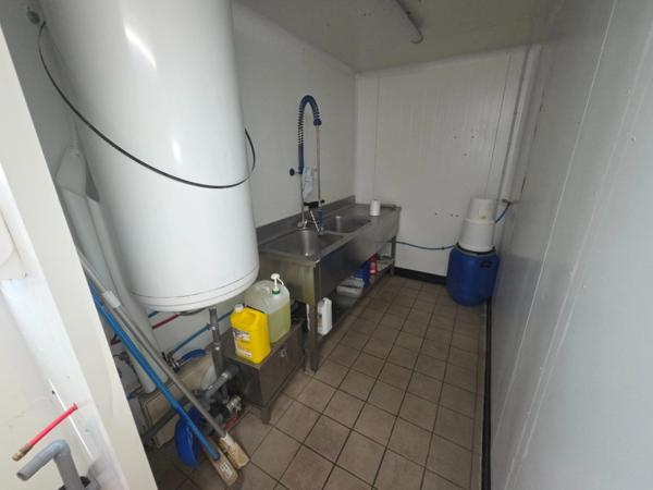 à vendre (30)Dpt Gard (30), MEJANNES LE CLAP local commercial 86m2 environ idéal métiers de bouches sur emplacement N°1