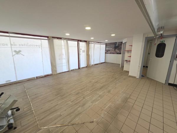 à vendre (30)Dpt Gard (30), MEJANNES LE CLAP local commercial 86m2 environ idéal métiers de bouches sur emplacement N°1