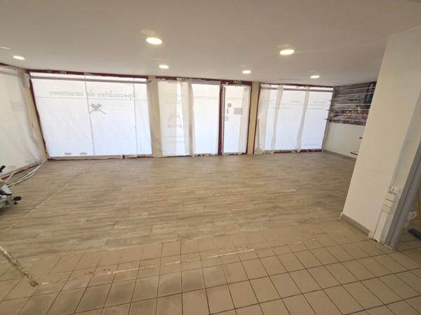 à vendre (30)Dpt Gard (30), MEJANNES LE CLAP local commercial 86m2 environ idéal métiers de bouches sur emplacement N°1