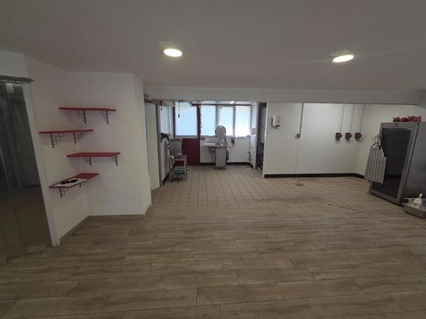 à vendre (30)Dpt Gard (30), MEJANNES LE CLAP local commercial 86m2 environ idéal métiers de bouches sur emplacement N°1