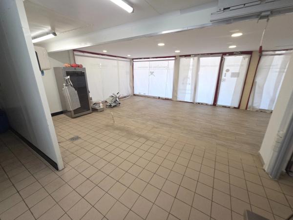 à vendre (30)Dpt Gard (30), MEJANNES LE CLAP local commercial 86m2 environ idéal métiers de bouches sur emplacement N°1