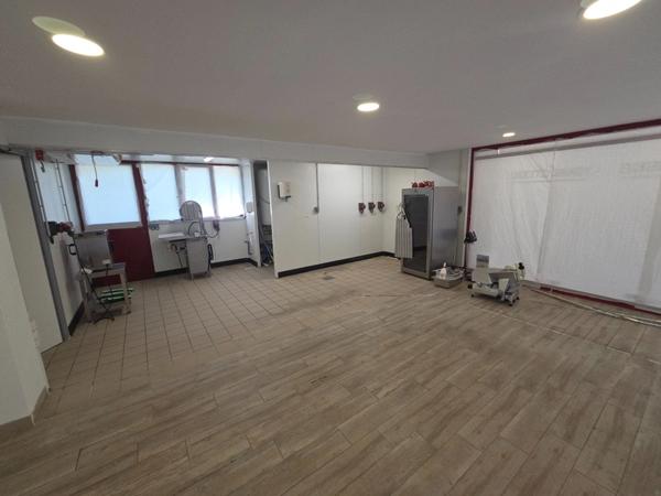 à vendre (30)Dpt Gard (30), MEJANNES LE CLAP local commercial 86m2 environ idéal métiers de bouches sur emplacement N°1