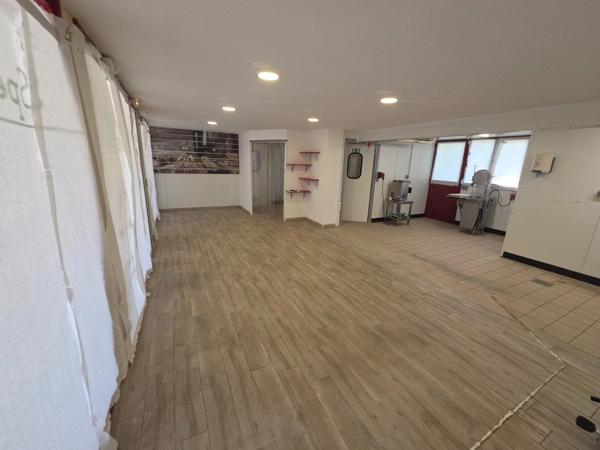 à vendre (30)Dpt Gard (30), MEJANNES LE CLAP local commercial 86m2 environ idéal métiers de bouches sur emplacement N°1