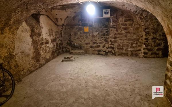 MAISON 6 PIÈCES+GRANDE CAVE VOUTEE, CALME, PARKING, BEAUCOUP DE POTENTIEL!