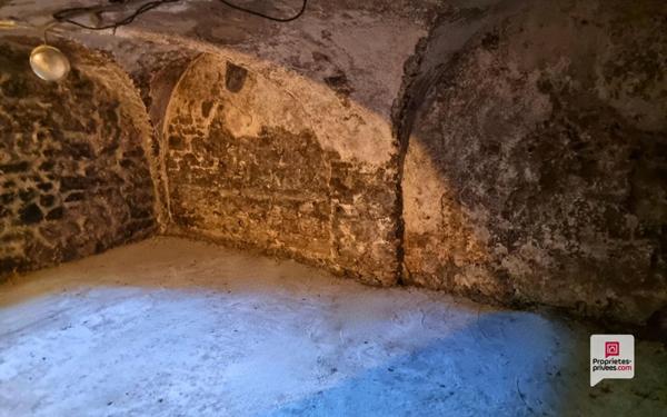 MAISON 6 PIÈCES+GRANDE CAVE VOUTEE, CALME, PARKING, BEAUCOUP DE POTENTIEL!