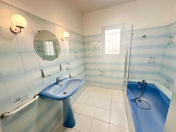 MONTAGNAC Villa de 131 m² avec jardin arboré et grand garage de 95m²