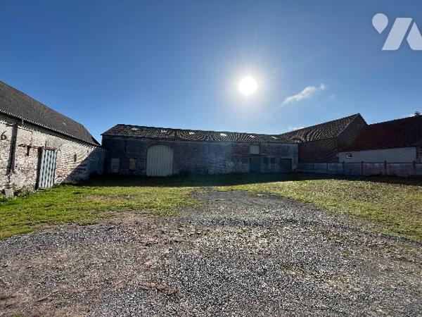 Ancien corps de ferme avec dépendances et terrain