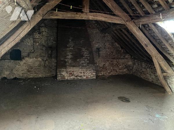 Ancien corps de ferme avec dépendances et terrain