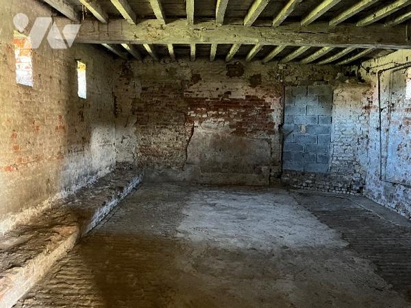 Ancien corps de ferme avec dépendances et terrain
