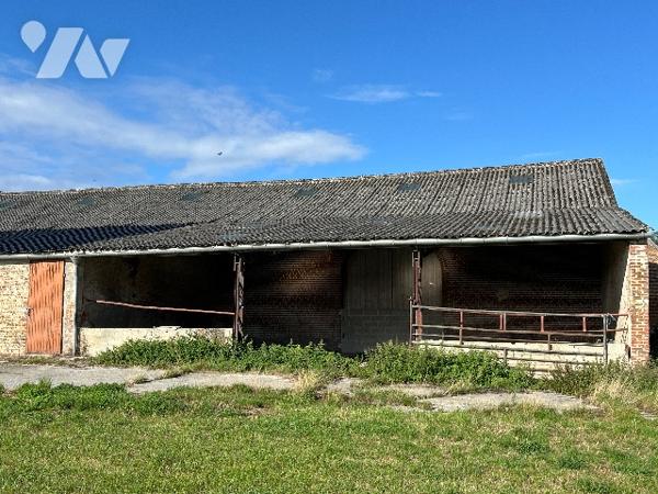 Ancien corps de ferme avec dépendances et terrain