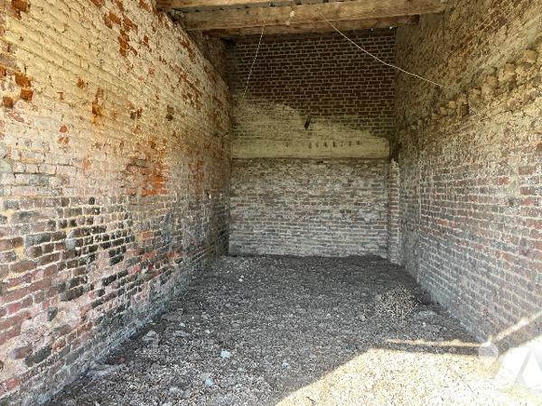 Ancien corps de ferme avec dépendances et terrain
