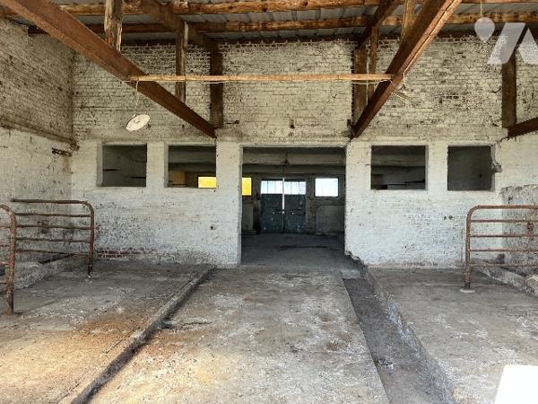 Ancien corps de ferme avec dépendances et terrain