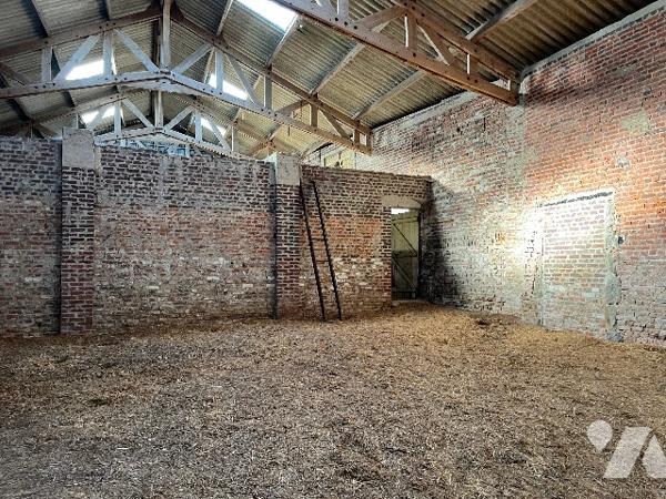 Ancien corps de ferme avec dépendances et terrain