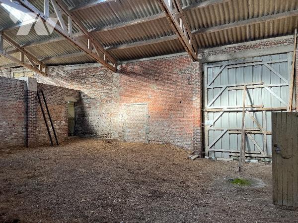 Ancien corps de ferme avec dépendances et terrain