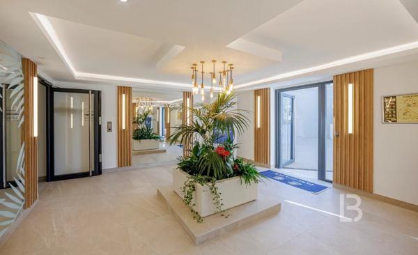 ROOF TOP VUE MER  4 pièces à Antibes à la vente