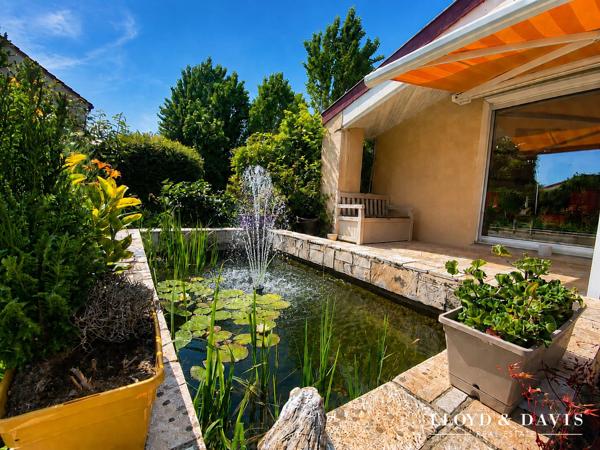 Maison familiale atypique avec DPE B, beaux volumes et jardin arboré