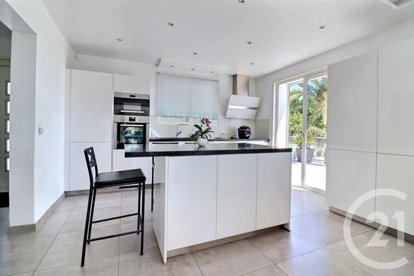 Maison à vendre  7 pièces - 197,82 m 2   ST AYGULF  - 83