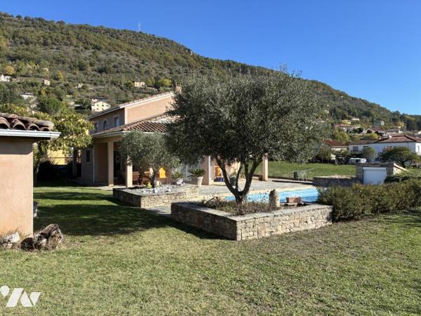 Maison d'habitation avec piscine et jardin attenant